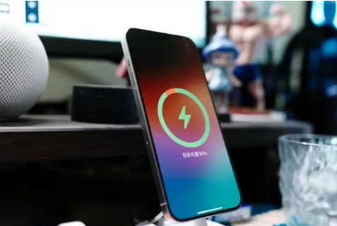 纳溪苹果15换屏服务分享用什么充电器给iPhone15充电更好 